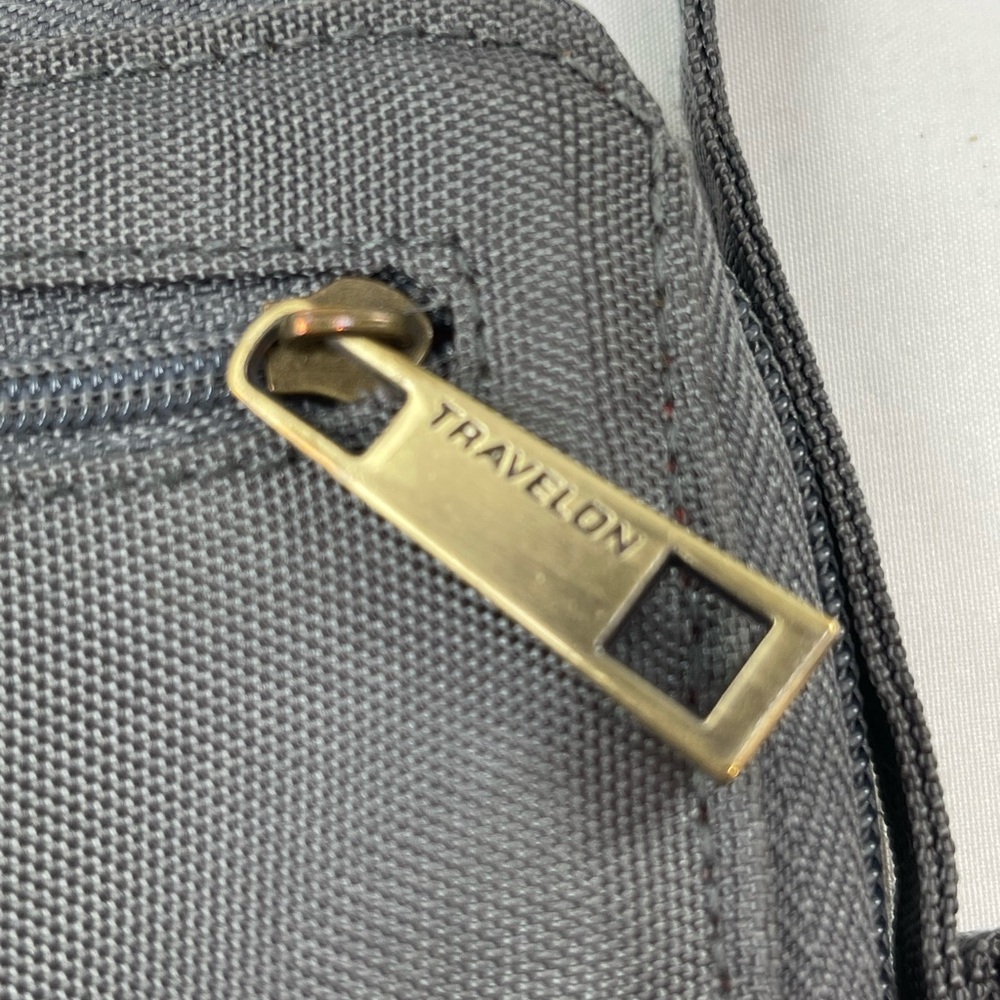 ⭐️Travelon zippered wristlet Great Condition - Picture 2 of 8